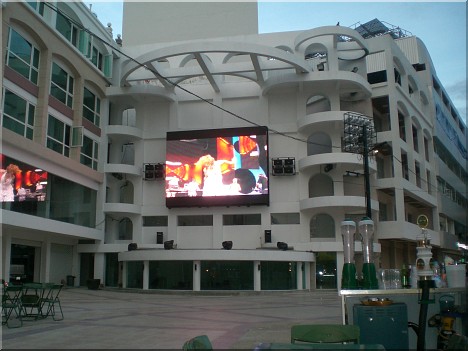 Outdoor TV on Pattaya Promenade