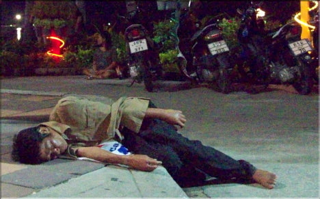 Obviously Thai people can sleep anywhere...