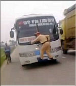 Police in Vietname (tries to) stop a Bus
