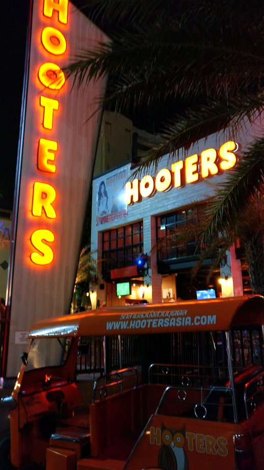 Hooters reopens