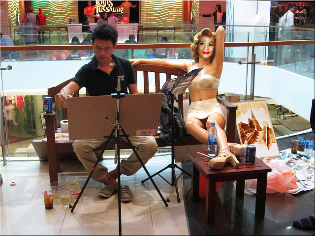NightWalker's Pattaya Picture Show: Coffee Painting at Ripley's